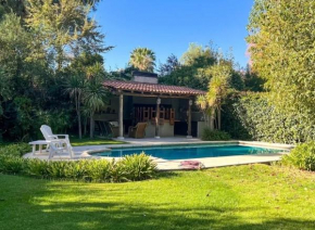 Amplia casa con jardín quincho y piscina